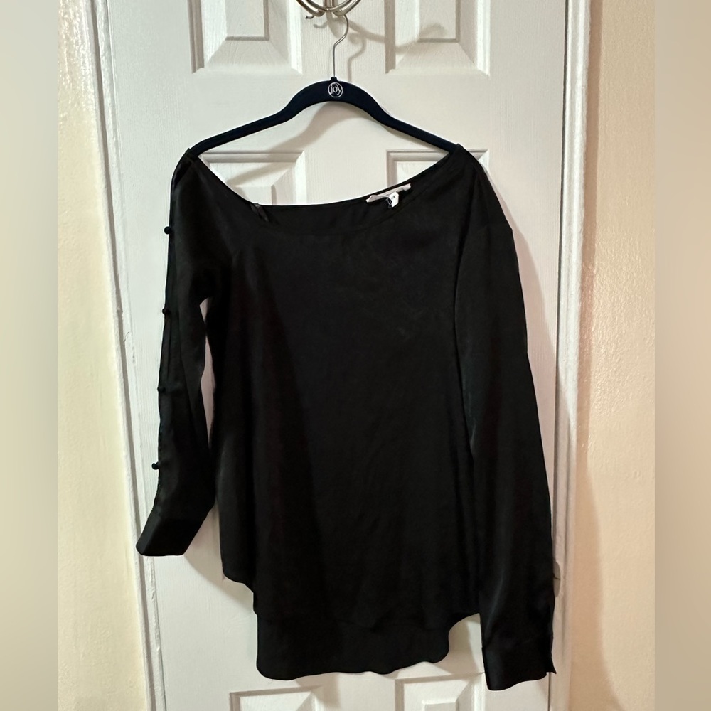 🌟BCBGeneration one sided off shoulder long sleeve shirt⭐️⭐️